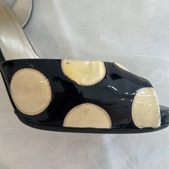 Valentino Garavani Black & Yellow Patent Leather Sandal. EU 39.5. - Picture 10 of 11